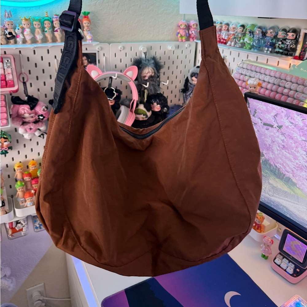 Large brown baggu crescent
